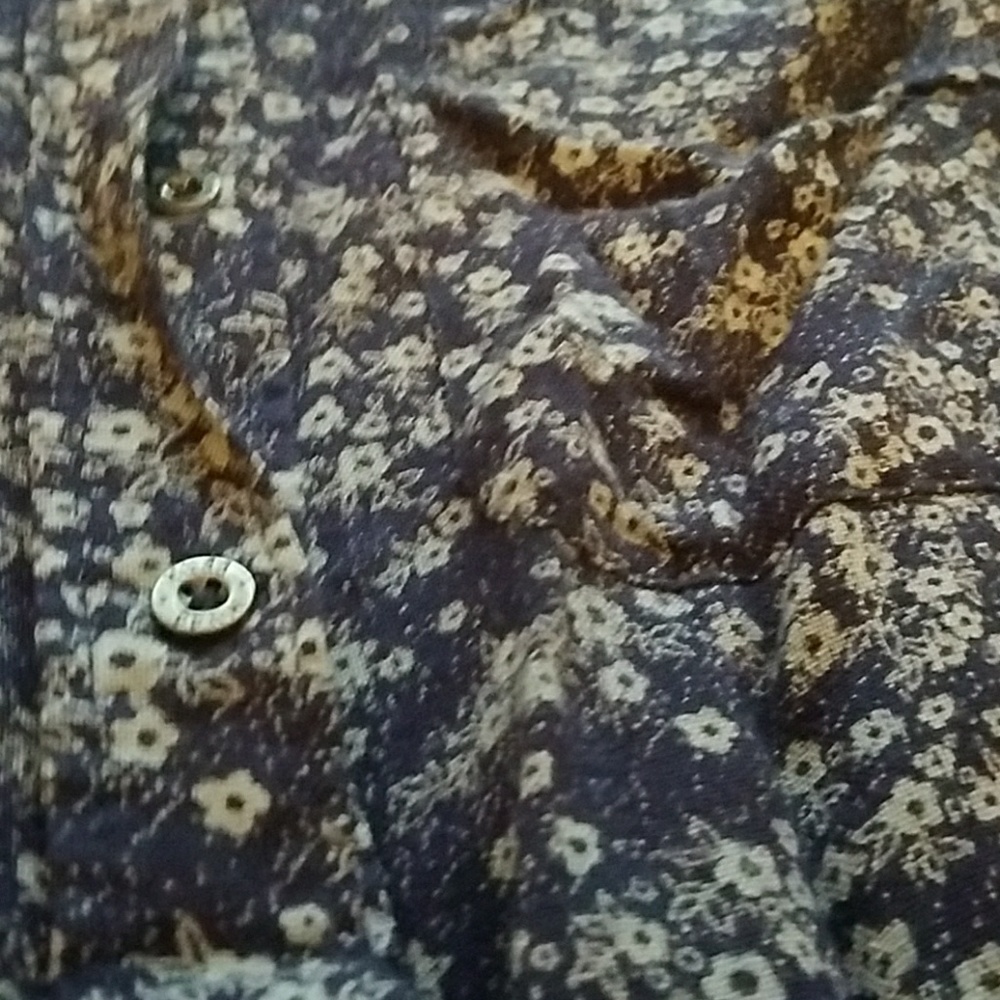 Cute button down blouse! - Picture 2 of 2