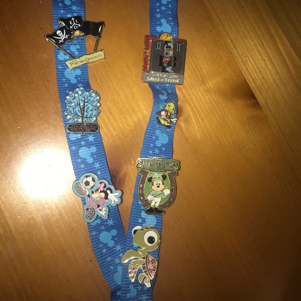 Disney pins+lanyard