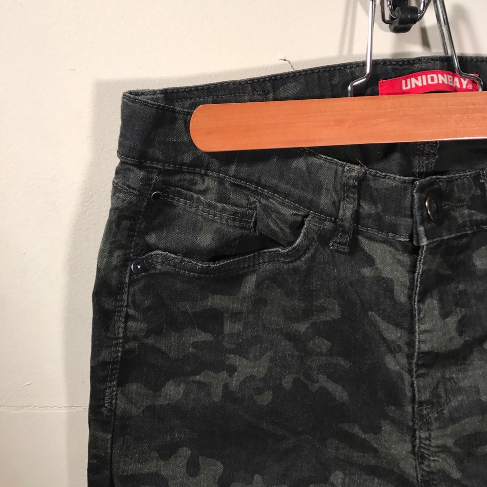 DARK CAMO SKINNY JEANS