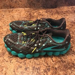 Women's Brooks Neuro Size 10