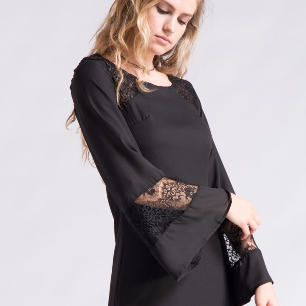 π Molly lace bell sleeve dress π - Picture 4 of 6