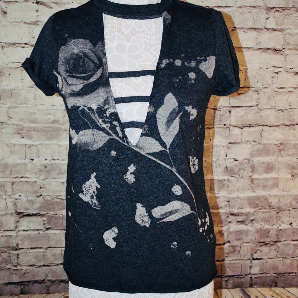 ‼️LAST ONE‼️ Gray Short Sleeve Lace Up Graphic Tee - Picture 2 of 4