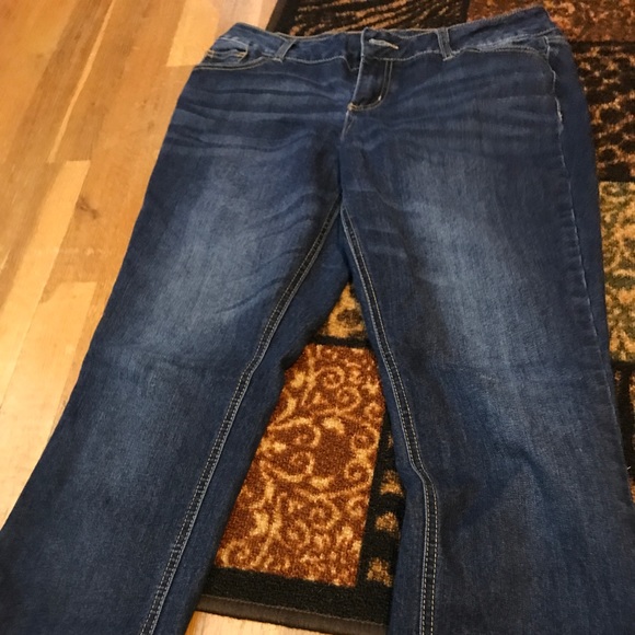 Bootcut leg - Picture 2 of 3