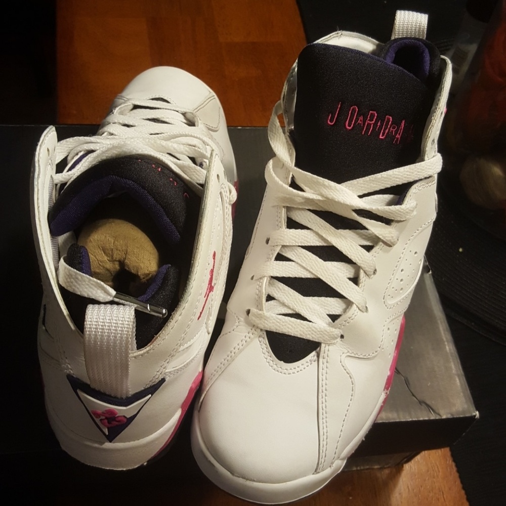 SOLD.......GIRLS (Youth)Air Jordan Retro 7