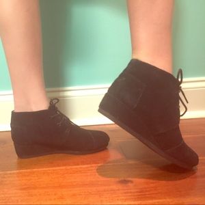 Toms black suede wedges