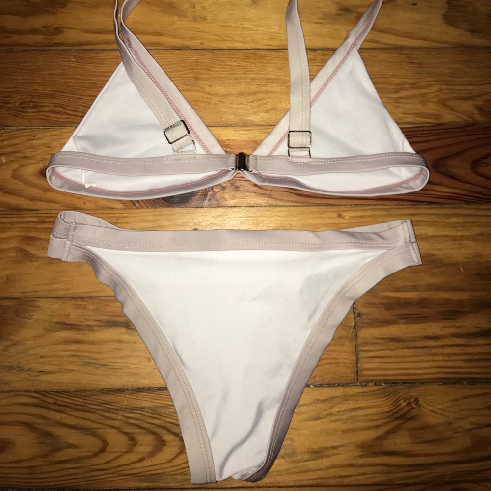 White bikini - Picture 3 of 3