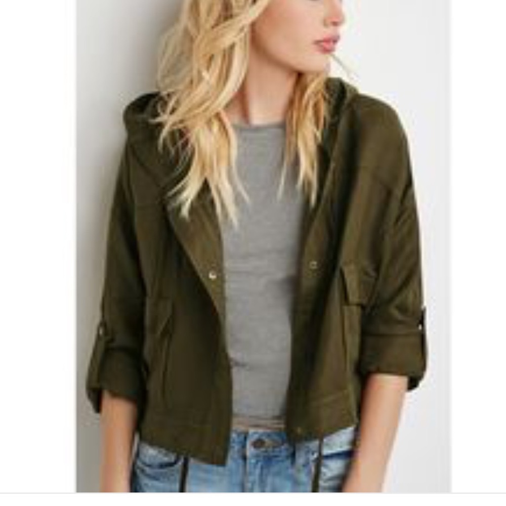 FOREVER 21 Boxy Cropped Army Green Jacket Size M