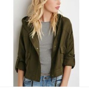 FOREVER 21 Boxy Cropped Army Green Jacket Size M