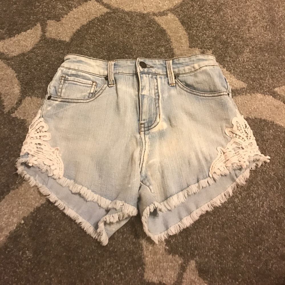Super cute light blue jeans with patterns on side!
