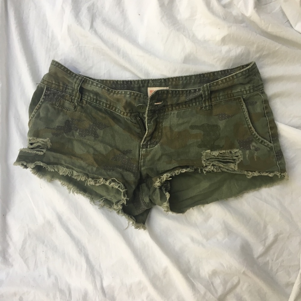 Camo army green short shorts!