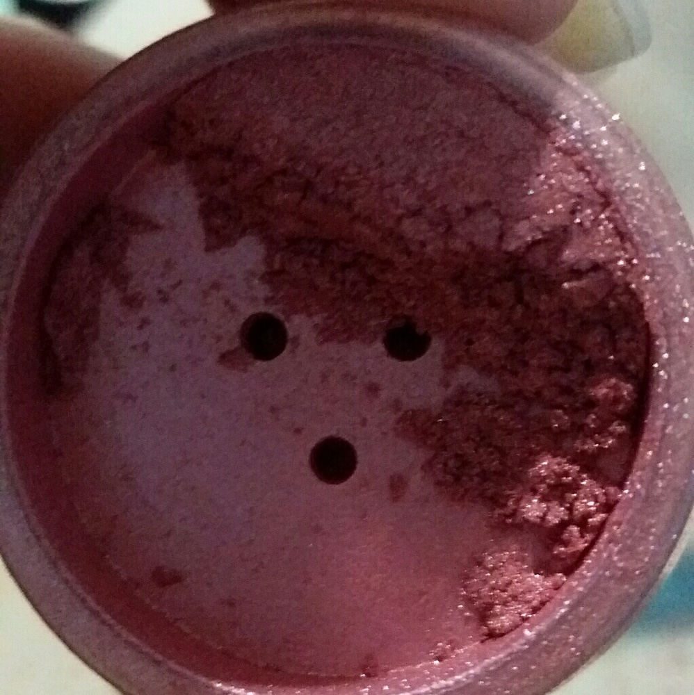 Mica cosmetics lose eyeshadow