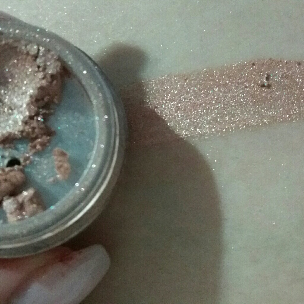 Loose eyeshadow