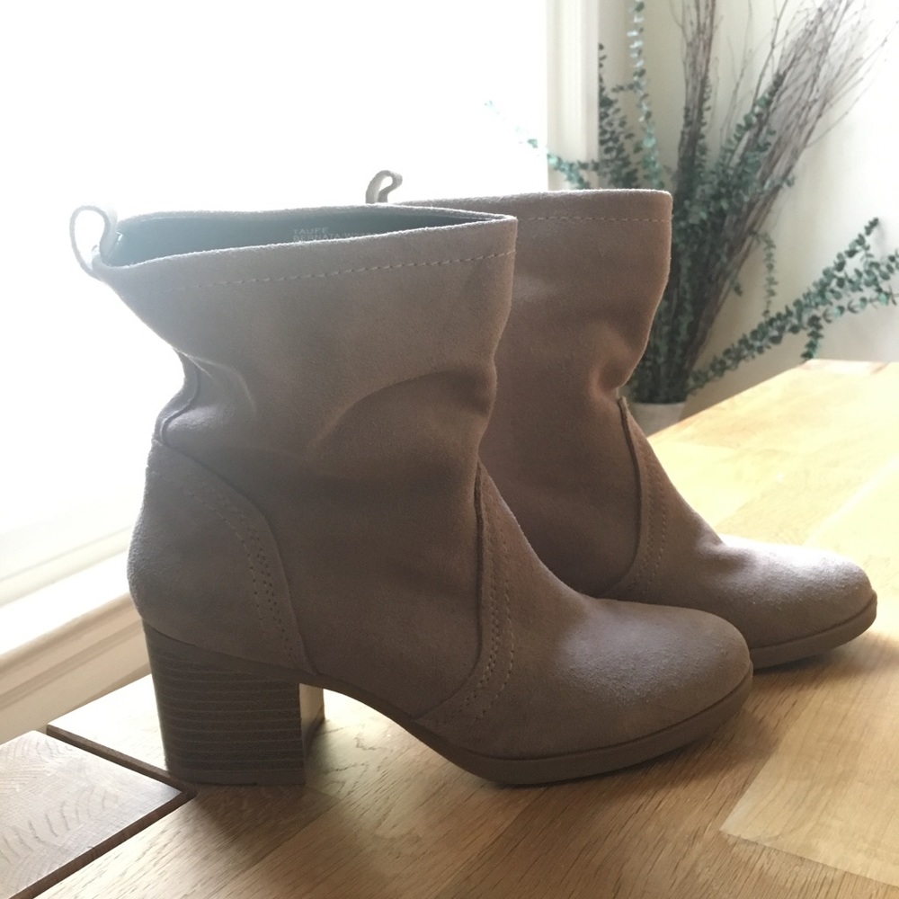 White Mountain suede boots size 7