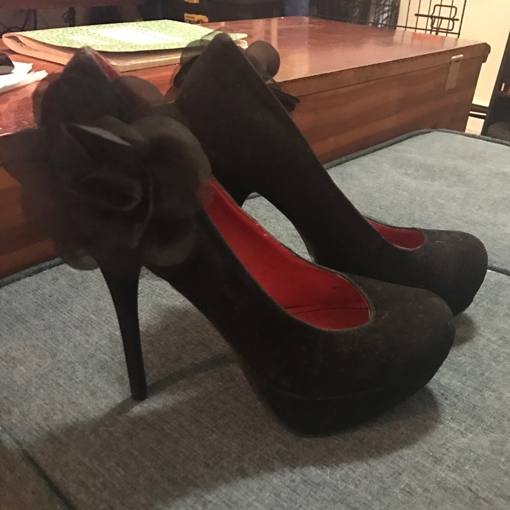 Pumps with flower