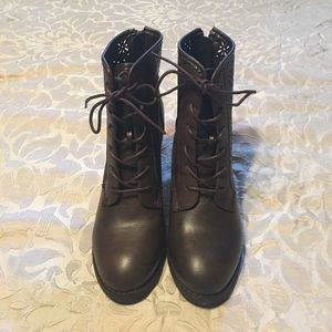 Chunky heel lace up round toe boots