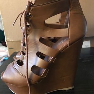 Wedge laced up heel
