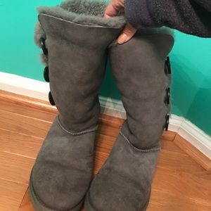 Bailey button gray uggs