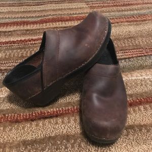 Womens Brown Dansko clog shoes