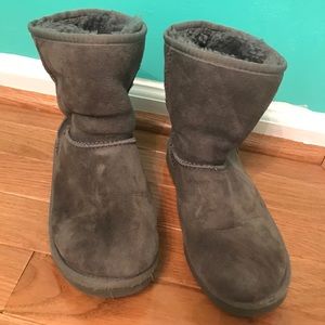 Short grey uggs (kids)