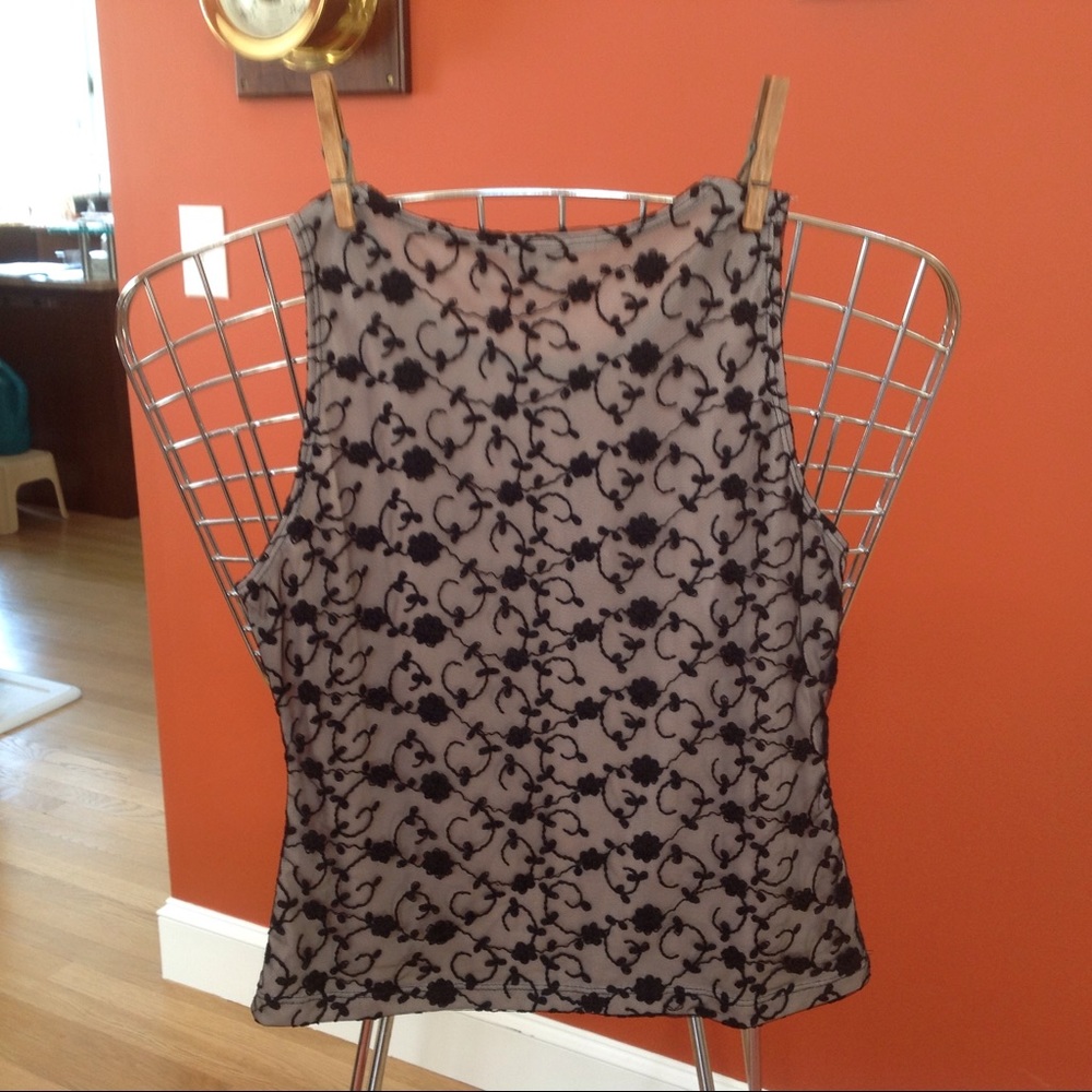Lace sleeveless she'll top