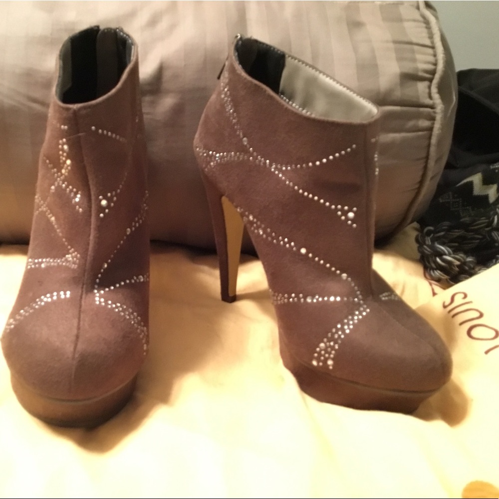 Michael Antonio brown suede boots
