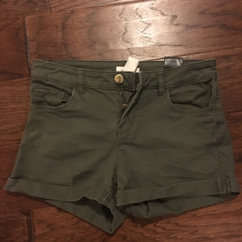 H&M | Olive green shorts