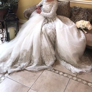 YSA Makino Wedding dress the dress size is 4-6