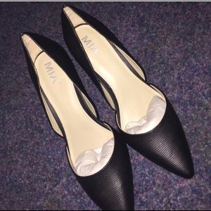 NEVER WORN MIA POINTED TOE HEELS