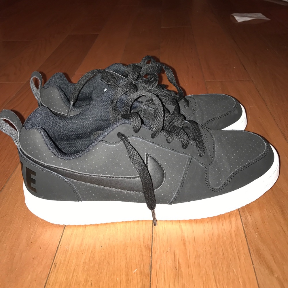 Nike Black Shoes! 🚫 SOLD ON MERC 🚫