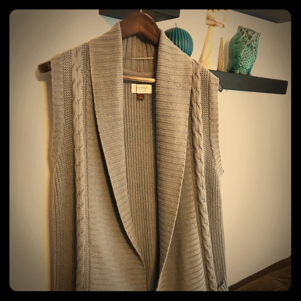 Long sleeveless Cardigan in a cut chunky knit!