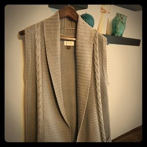 Long sleeveless Cardigan in a cut chunky knit!