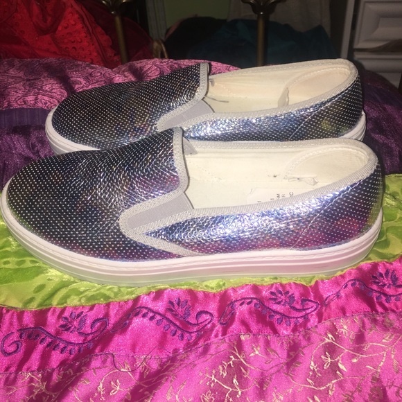 Shoes size 8 - Picture 2 of 2