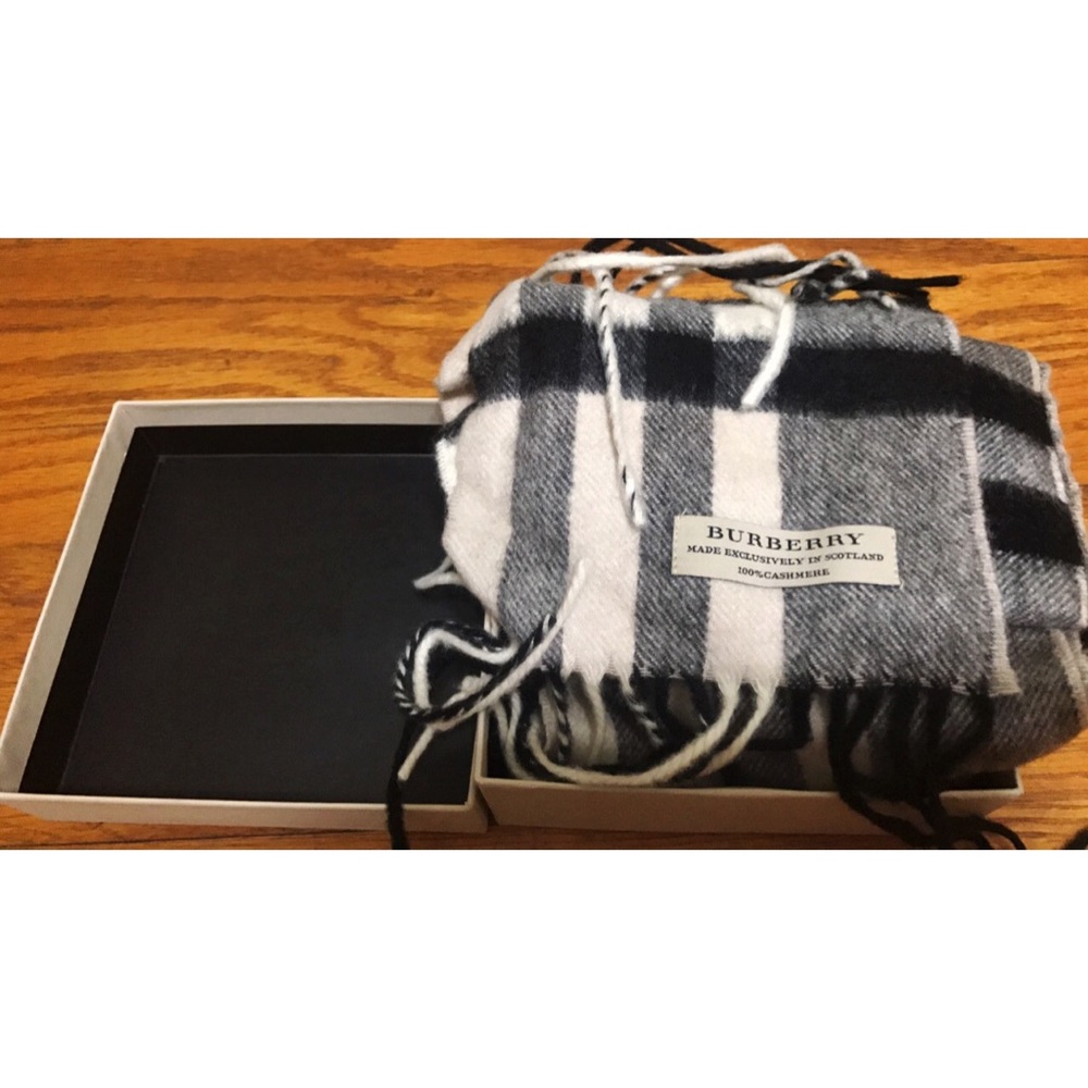 • Cashmere Burberry Scarf •