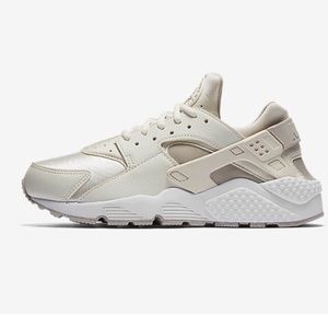 NEW WITH BOX! Nike Huaraches Size 8 in women.