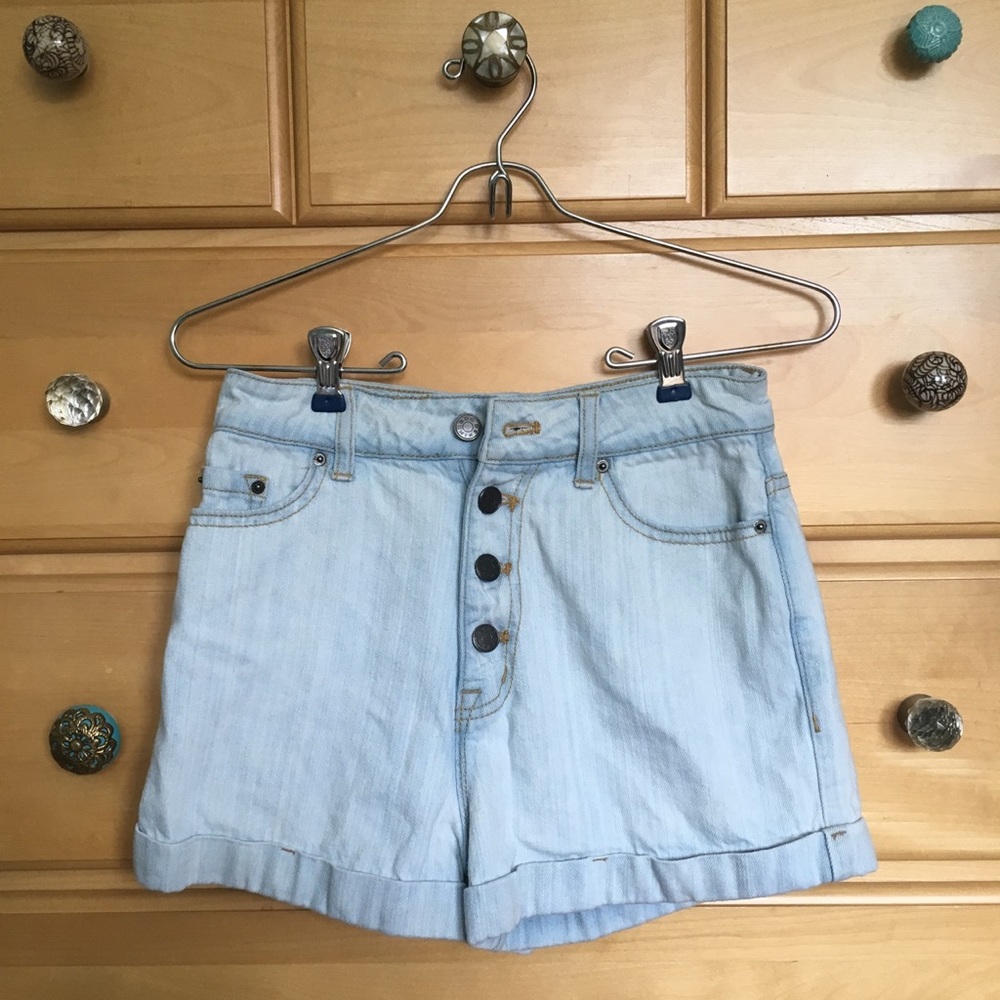 BDG light wash high waisted denim shorts 🌻