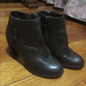 *SOLD* Tahari Size 6 brown leather ankle boots