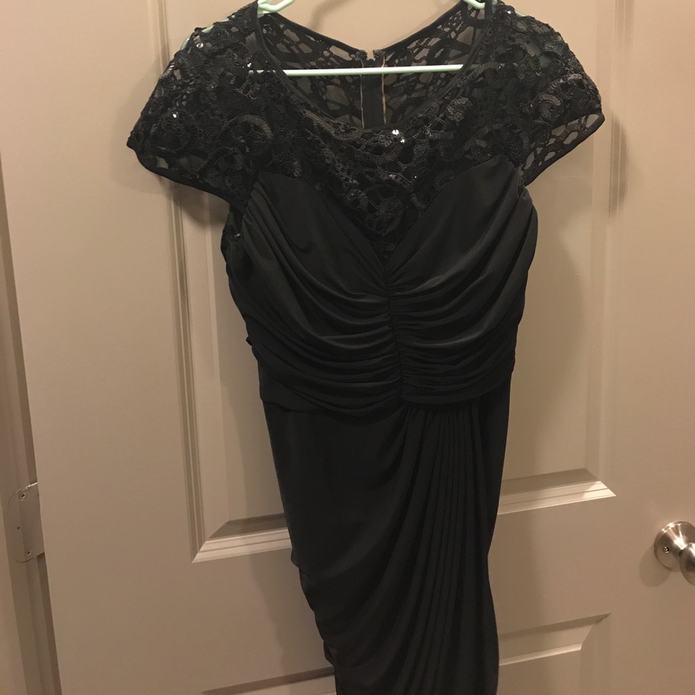 Embellished neckline Tadashi Shoji (M)