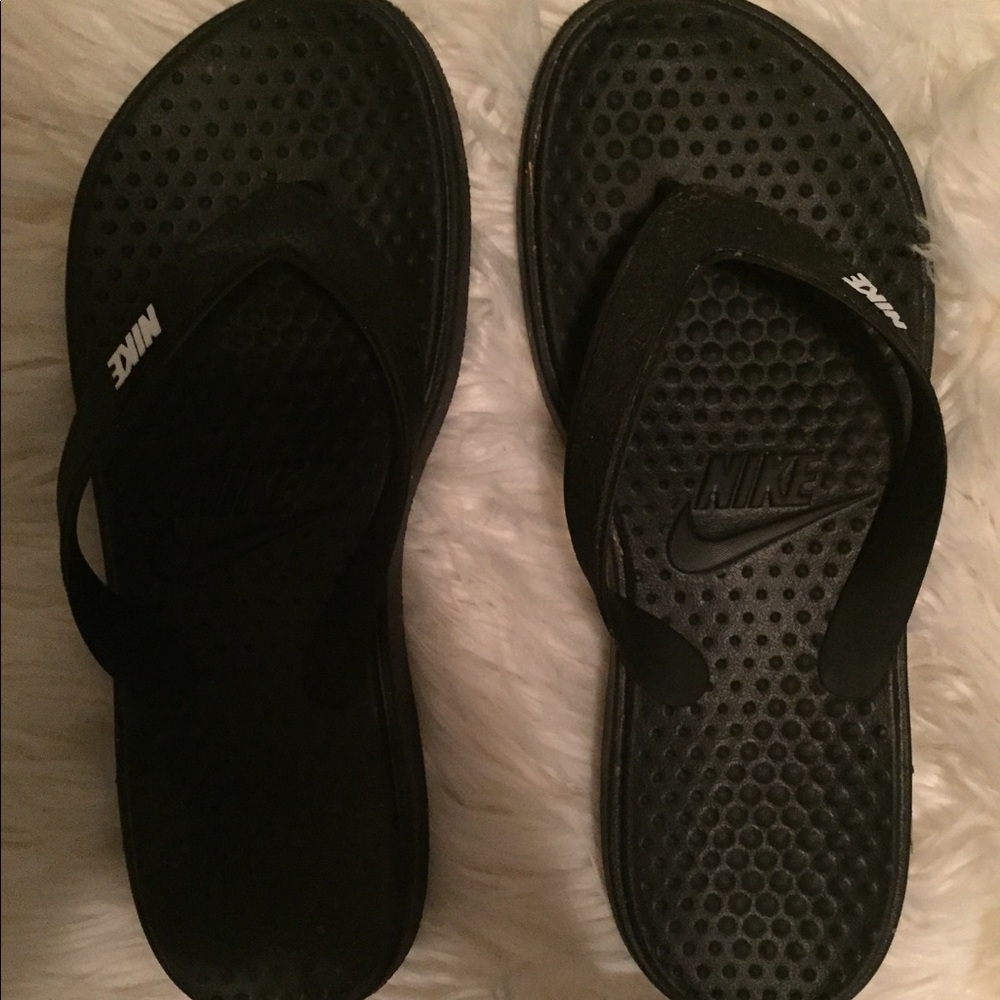 Black Nike flip flops
