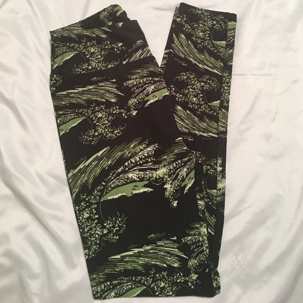 NWOT OS Lularoe leggings. 🦄 wave print.