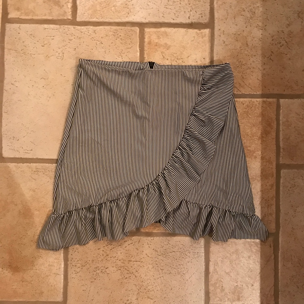 Last one! 5 star NWT rated gingham ruffle mini - Picture 3 of 5