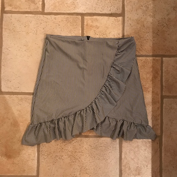 Last one! 5 star NWT rated gingham ruffle mini - Picture 3 of 5