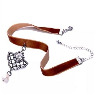 🎈Sale🎈New ✨ Brown Velvet & Pearls Choker ✨