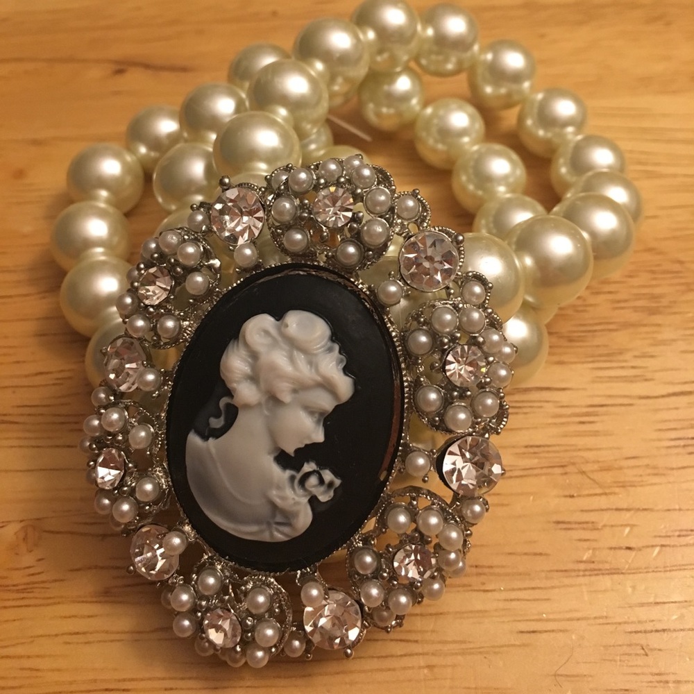 Bnwt pearl brooch bracelet.