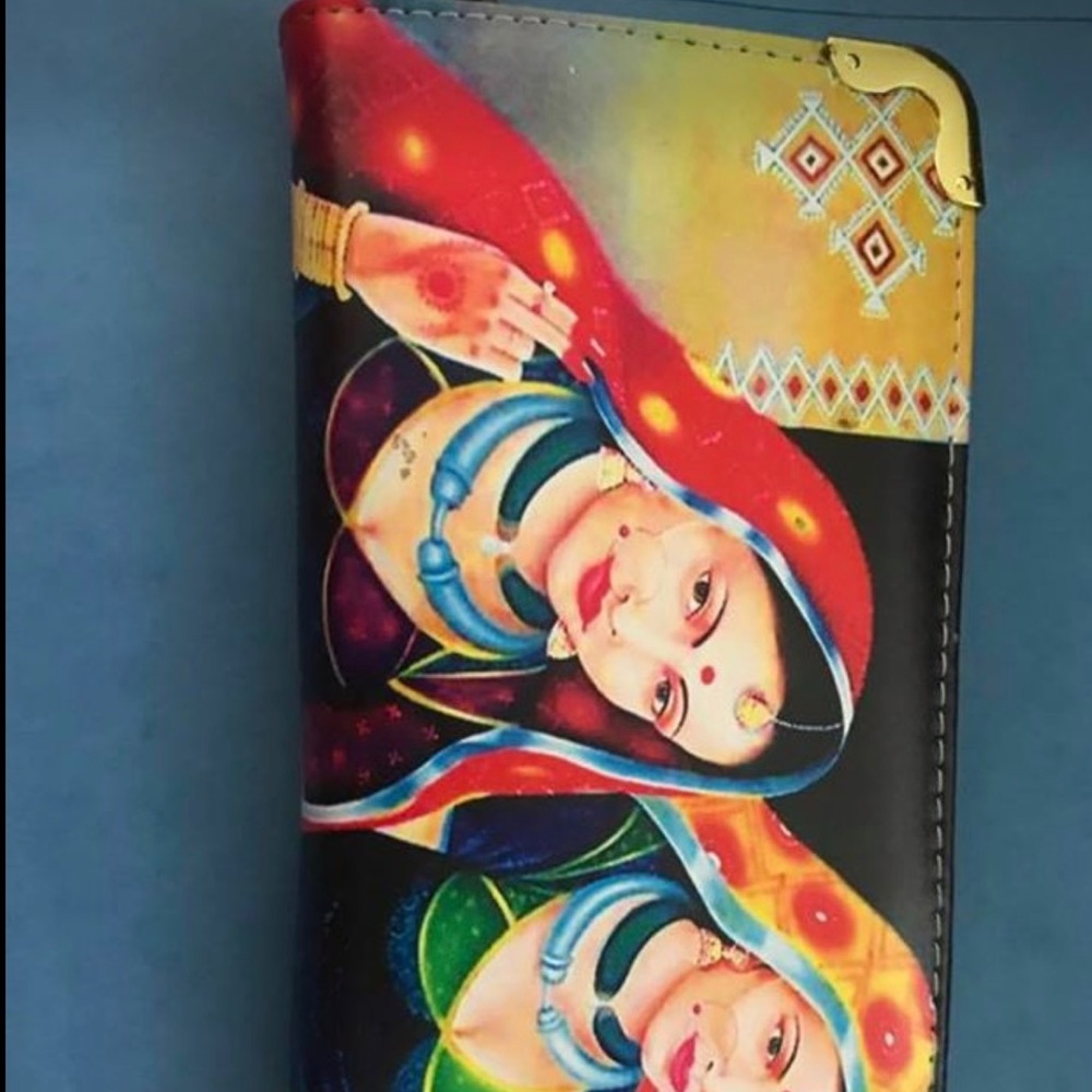 Traditional print clutch