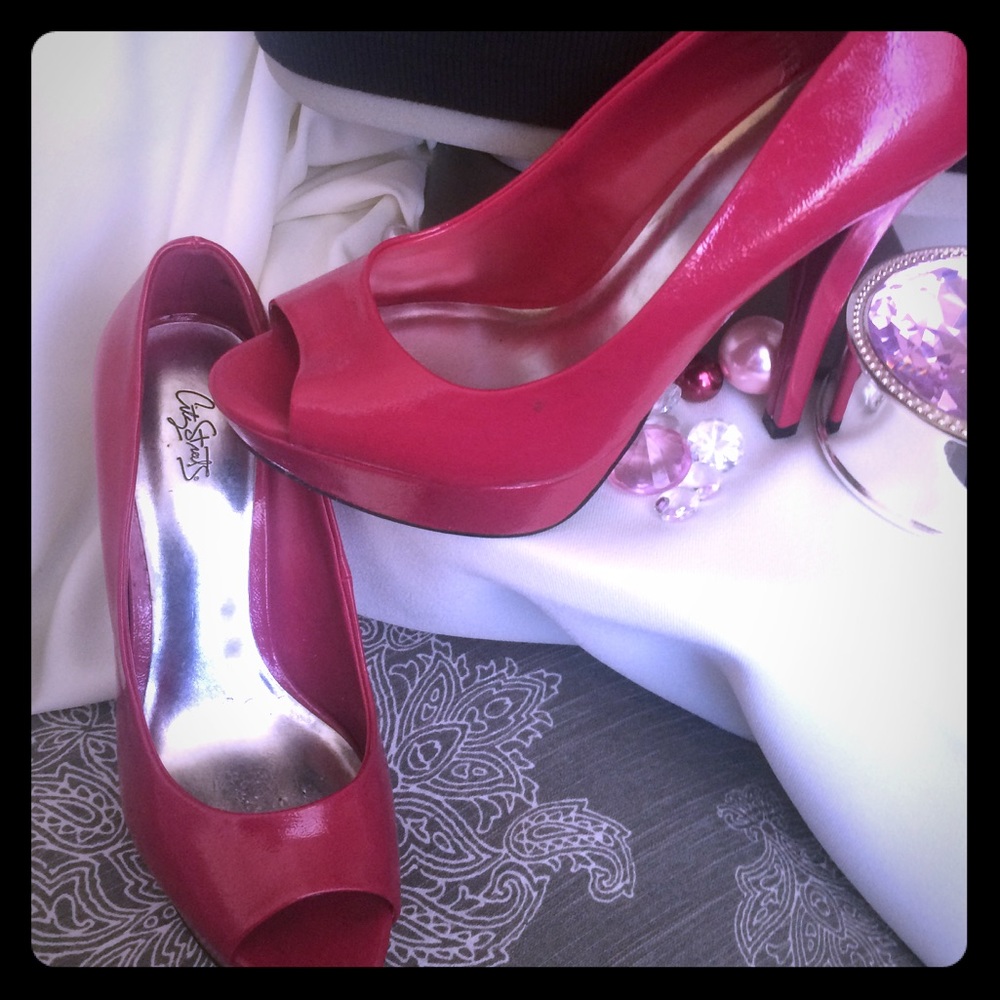 Peek-a-boo Pink heels 👠