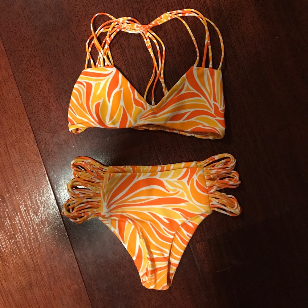 Mikoh SET. Banyan top SMALL, velzyland bottoms XS