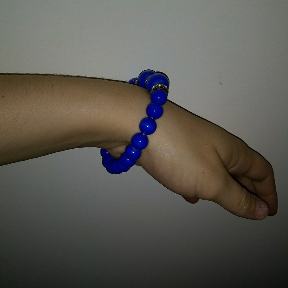 Chunky blue pearled bracelet