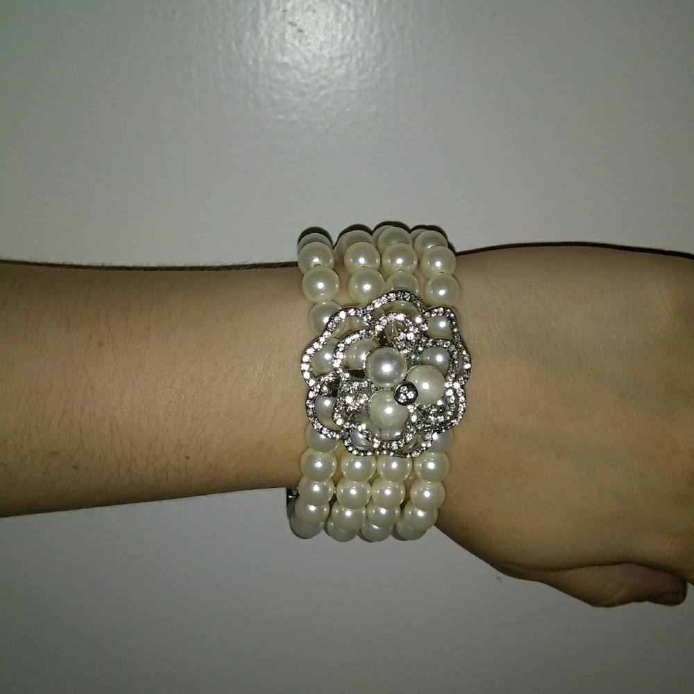 Fancy pearled bracelet