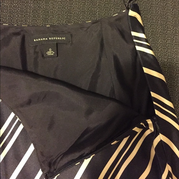 Banana Republic silk A-line skirt in size 0. - Picture 2 of 2