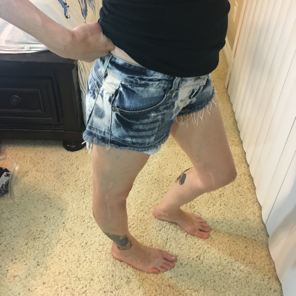 Like new Brandy Melville Jean shorts - Picture 3 of 7